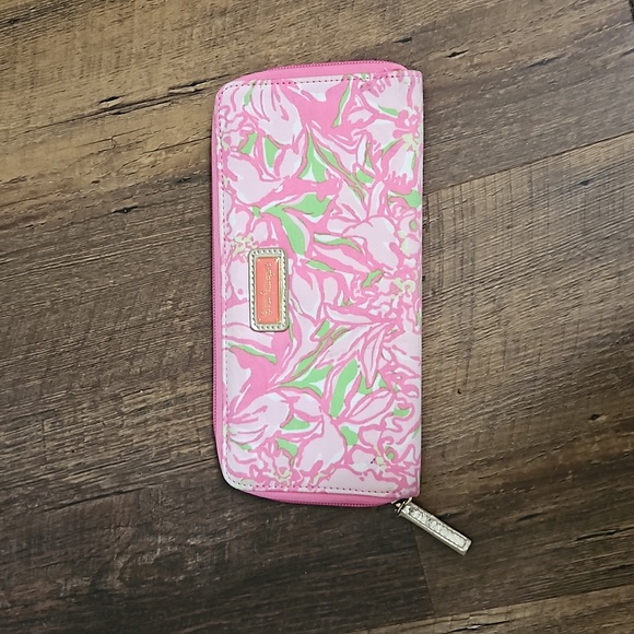 Lilly Pulitzer Handbags - Lilly Pulitzer zip around travel wallet